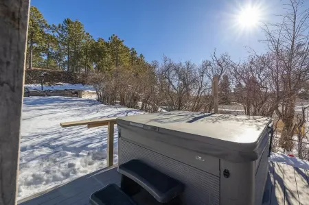 Charming 3-bedroom miners theme with WiFi and AC in fabulous Lead.