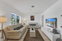 Charming 3 bedrooms house with heated pool & Grill