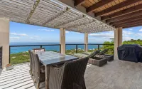 GORGEOUS! Hilltop Villa - Amazing Views from 2 spacious decks-centrally located!