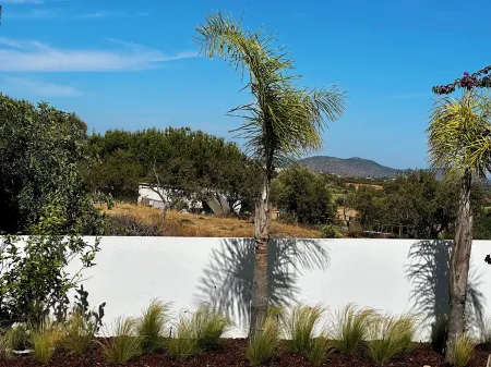 2 Bedrooms apartment with pool and 3 baloconies in green surroundings Отели рядом с достопримечательностью «Пляж Фалезия»