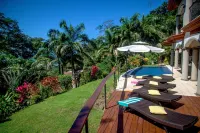 Perfect Location, Walk to Beach, Infinity Pool, Luxury Decor, Fast Free Wifi!