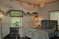 Posh Studio Flat, Smart enabled, WVU Tech District, ADA Compliant, 15% Military Hotel a Beckley