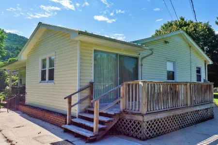 Charming Lakeview Retreat