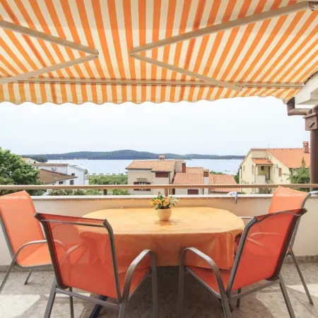 Air-conditioned apartment 250 m from the beach with private boat mooring