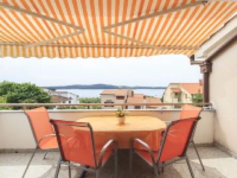 Air-conditioned apartment 250 m from the beach with private boat mooring
