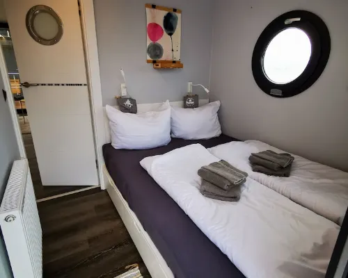 Houseboat Fjord Serina with bio-sauna and roof terrace in Schleswig シュレスヴィヒのホテル
