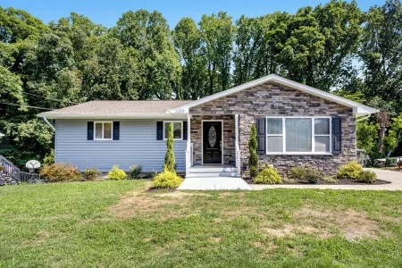 4-bedroom house in awesome Temple Hills with AC, WiFi. Enjoy your stay