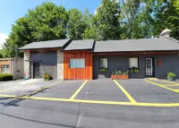 Posh Studio Flat, Smart enabled, WVU Tech District, ADA Compliant, 15% Military Hotels near Hogan Hall