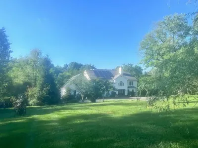 Beautiful 2BR Walkout Fenced & Gated Villa, Onsite parking, Pet friendly-2+acres Hotels near Ball’s Bluff Battlefield Regional Park