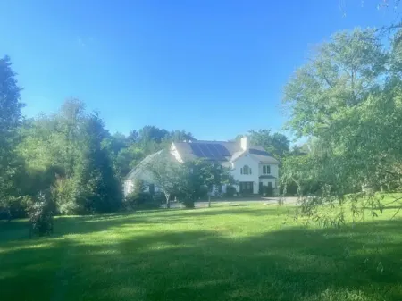 Beautiful 2BR Walkout Fenced & Gated Villa, Onsite parking, Pet friendly-2+acres