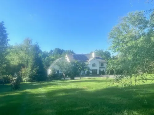 Beautiful 2BR Walkout Fenced & Gated Villa, Onsite parking, Pet friendly-2+acres