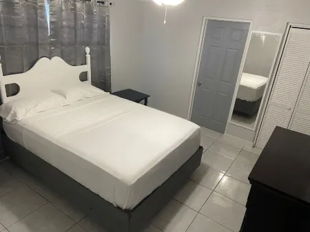 TheRedDoor@ShermanAve near Downtown Nassau Отели рядом с достопримечательностью «Ардастра Гарденс & Уайлдлайф Консервейшен Сентр»