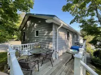 Hot Tub, Putting Green, 5 min walk to the beach, shops & restaurants.