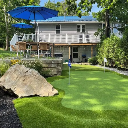 Hot Tub, Putting Green, 5 min walk to the beach, shops & restaurants.