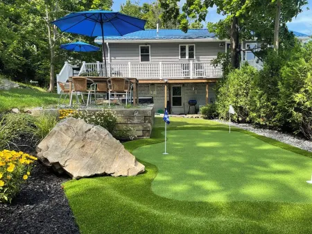 Hot Tub, Putting Green, 5 min walk to the beach, shops & restaurants.