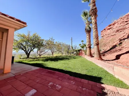 The Skyline Villa - Family Getaway Heaven in the Heart of Saint George, UT Отели рядом с достопримечательностью «Ред Хилс Десерт Гарден»