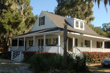 Captain's Cabin Historic Darien Ga Отели рядом с достопримечательностью «Дариен Ривер Уотерфронт Парк & Докс»
