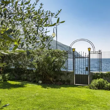 Beust House - Frida - Balcony with Lake View
