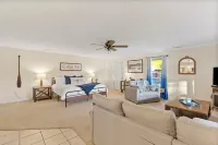 Charming Lakeside Cottage