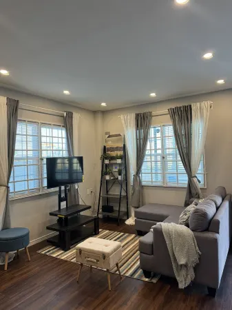 A modern Townhome at Farm. 5 minutes drive from the Providence National Stadium