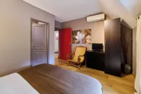 Large property in Burgundy, riverside garden, private indoor pool