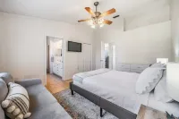 Entire home, Heated Pool, Lake view and Gazebo!