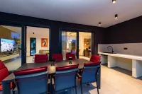 New! Luxury villa Alba, 4 bedrooms for 8 persons, private pool, 2 km sea Hotels in Opcina Liznjan