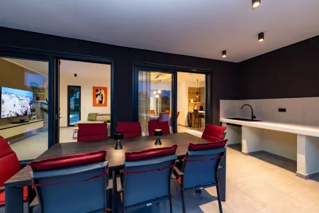 New! Luxury villa Alba, 4 bedrooms for 8 persons, private pool, 2 km sea Отели в г. Opcina Liznjan