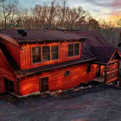 Entire Cabin! Hot Tub!  Sleeps 12 4 BD/4BA. 1 Mile to Convention Center Hotel Exterior