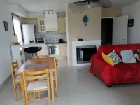 Bright, sea-view apartment with direct beach access - 3-stjärniga