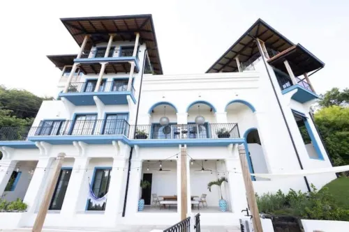 Las Catalinas- Spectacular views- breakfast service, Casa Chameleon's neighbor