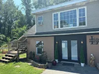 The She Shed a Cozy Country Setting to relax! 15 min to Dover, DE