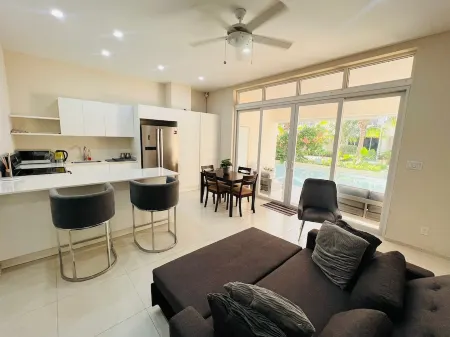 Modern 1 BR KING Bed with Pool NR Beaches Отели рядом с достопримечательностью «Довер Бич»