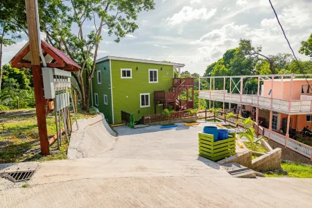 Charming 2-bedroom, 3 beds apartment, AC, WiFi ,free parking in lovely West End