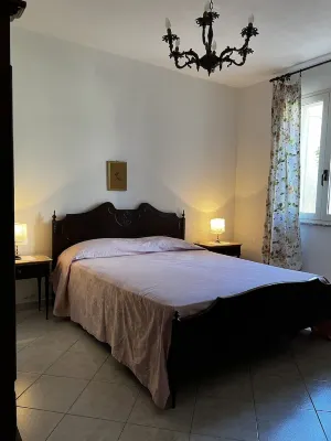 Beautiful and well-kept apartment, 2 kilometers from the beach. Ideal for 4 - 5 people. Hotel in zona Piazza Stagno