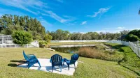 Pool House - Heated Private Pool, Central Location near IMG, Sports courts! Отели рядом с достопримечательностью «Суперцентр Уолмарт»