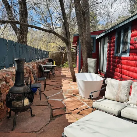 Eclectic Cottage on the Creek!