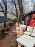 Eclectic Cottage on the Creek! - Alppimaja