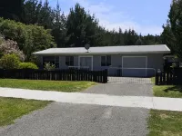Fully fenced family and pet friendly iconic kiwi bach awaits Отели в г. 