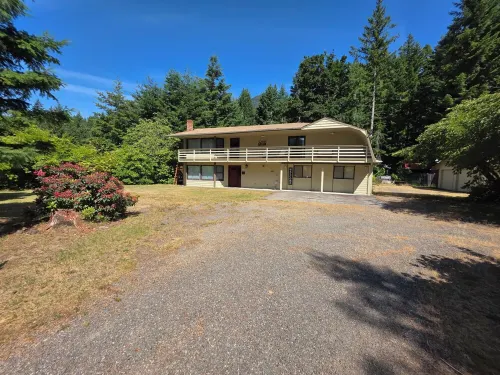 Packwood Big House : River View, AC, Wi-Fi, Covered Patio, Bar and Game Room!