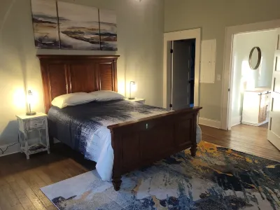 Blue Rose Bungalow: Downtown vibe w/1896 charm. Lake Life. Gym. Kitchen. Parking