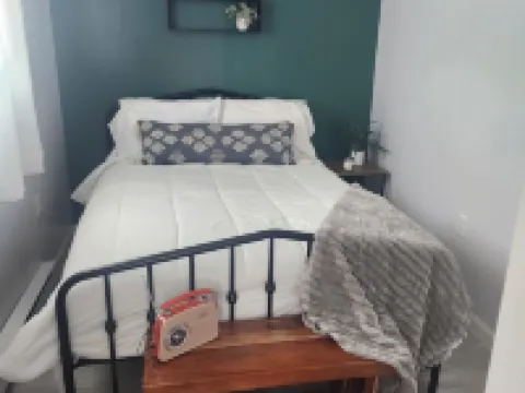 Charming 2-bedroom cottage with WiFi and AC in serene Grafton Hotels in Jersey County