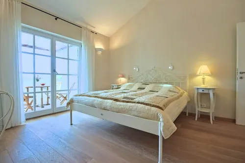 Charming Villa with Large Heated Pool, 2 Tennis Courts, Jaccuzzi Hotels in Butkovici