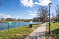 Inviting Home on Beautiful Pond Hotel a Pineville