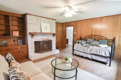 Cozy 2BR 2BA 5 min to lake 20 min to downtown CLT Hotels near Rivergate