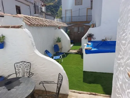 Casa Rural de Cuento El Patio con Piscina Отели в г. Benadalid
