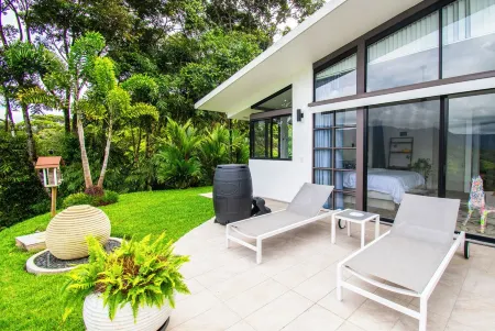 Peaceful villa, 3 bdrs with amazing mountain views!