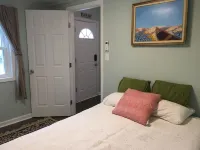 Bay Front Cottage in Historic Townbank