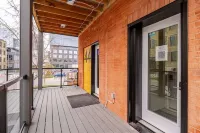 Single Bachelor unit en-suite Across from Google