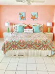 The Pink Beach House - Private House and Pool directly on the Beach, Rum Point